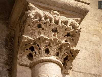 Da questo lato riusciamo ad osservare anche i capitelli pi� pregiati, finalmente riconoscibili dopo la pulitura: figure umane stilizzate sembrano correre tra grappoli d�uva...